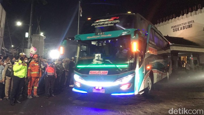 Sebanyak 125 calon jemaah haji asal Kota Sukabumi diberangkatkan ke embarkasi Jakarta-Bekasi pada Jumat (24/6/2022) malam.