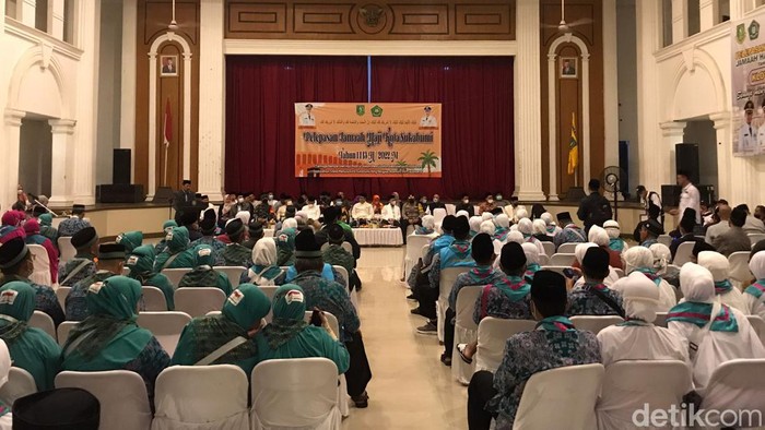 Momen Walkot Sukabumi Antar 125 Calhaj Sebanyak 125 calon jemaah haji asal Kota Sukabumi diberangkatkan ke embarkasi Jakarta-Bekasi pada Jumat (24/6/2022) malam.