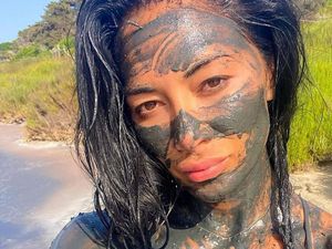 Mantan Pacar Lewis Hamilton Mandi Lumpur Pakai Bikini, Dipuji Netizen Seksi
