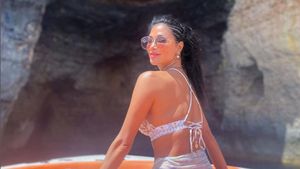 Potret Seksi Mantan Pacar Lewis Hamilton Main Lumpur Pakai Bikini
