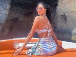Potret Seksi Mantan Pacar Lewis Hamilton Main Lumpur Pakai Bikini