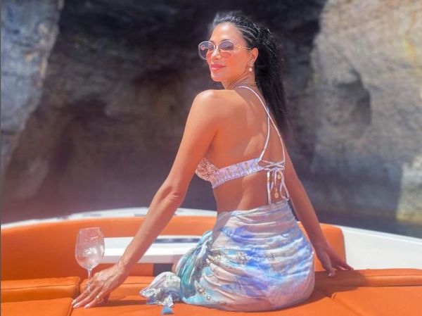 Potret Seksi Mantan Pacar Lewis Hamilton Main Lumpur Pakai Bikini
