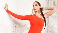 Dalam unggahannya, Nora Fatehi tampil mengenakan busana rancangan Victoria Beckham. (Foto: dok. Instagram @norafatehi) 