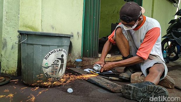 Aktivitas di Kampung Pande Besi, Dusun Klopo X, Kalurahan Bendungan, Kapanewon Wates, Kabupaten Kulon Progo, Daerah Istimewa Yogyakarta (DIY), Jumat (24/6/2022).