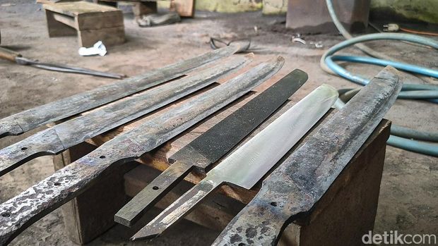 Aktivitas di Kampung Pande Besi, Dusun Klopo X, Kalurahan Bendungan, Kapanewon Wates, Kabupaten Kulon Progo, Daerah Istimewa Yogyakarta (DIY), Jumat (24/6/2022).