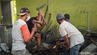 Para pemande kebanjiran pesanan golok dan pisau daging untuk penyembelihan hewan kurban. Foto: Jalu Rahman Dewantara/detikcom