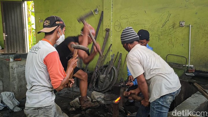 pande besi Aktivitas di Kampung Pande Besi, Dusun Klopo X, Kalurahan Bendungan, Kapanewon Wates, Kabupaten Kulon Progo, Daerah Istimewa Yogyakarta (DIY), Jumat (24/6/2022).