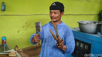 Untuk pemesanan terutama pisau daging guna penyembelihan menghadapi idul kurban ini ya ada peningkatan daripada tahun-tahun sebelumnya. (Peningkatannya) Itu sekitar 30 an persen ada, kata Ketua Kelompok Bina Karya Sukisman saat ditemui di lokasi, Jumat (24/6/2022). Foto: Jalu Rahman Dewantara/detikcom