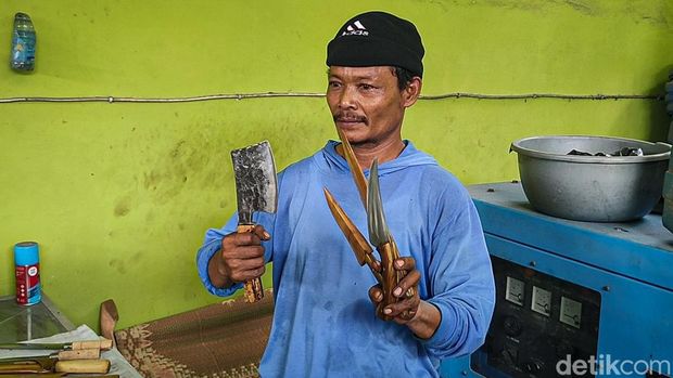Aktivitas di Kampung Pande Besi, Dusun Klopo X, Kalurahan Bendungan, Kapanewon Wates, Kabupaten Kulon Progo, Daerah Istimewa Yogyakarta (DIY), Jumat (24/6/2022).
