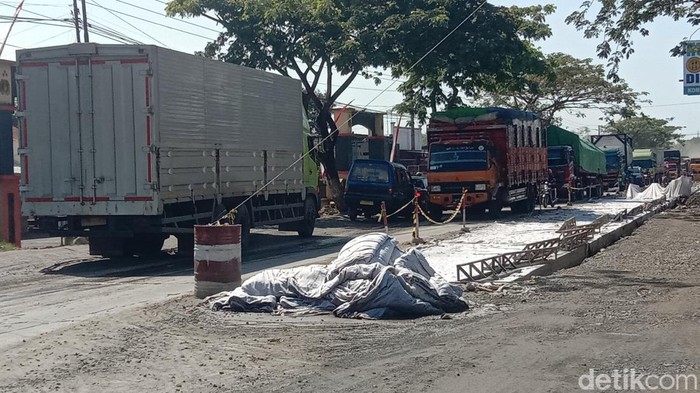 Kemacetan imbas adanya perbaikan jalan di Batangan, Pati, Jumat (24/6/2022). (Foto : Dian Utoro Aji/detikJateng).