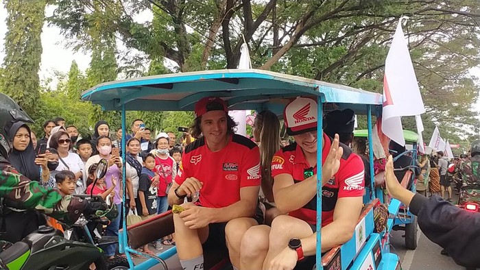 Para pembalap MXGP dan ofisial mulai konvoi atau riders tour sekitar pukul 16.30 Wita. Para pembalap MXGP dan ofisial mulai konvoi atau riders tour sekitar pukul 16.30 Wita.