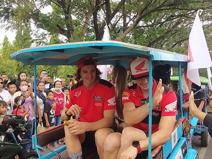 Para pembalap MXGP dan ofisial mulai konvoi atau riders tour sekitar pukul 16.30 Wita.