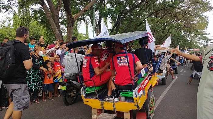 Para pembalap saat konvoi di Jalan Raya Sumbawa, NTB, Jumat (24/6/2022). 1
