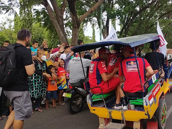 Para pembalap saat konvoi di Jalan Raya Sumbawa, NTB, Jumat (24/6/2022). 1