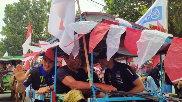 Keseruan Warga Sumbawa Tonton Pembalap MXGP Konvoi Naik Dokar