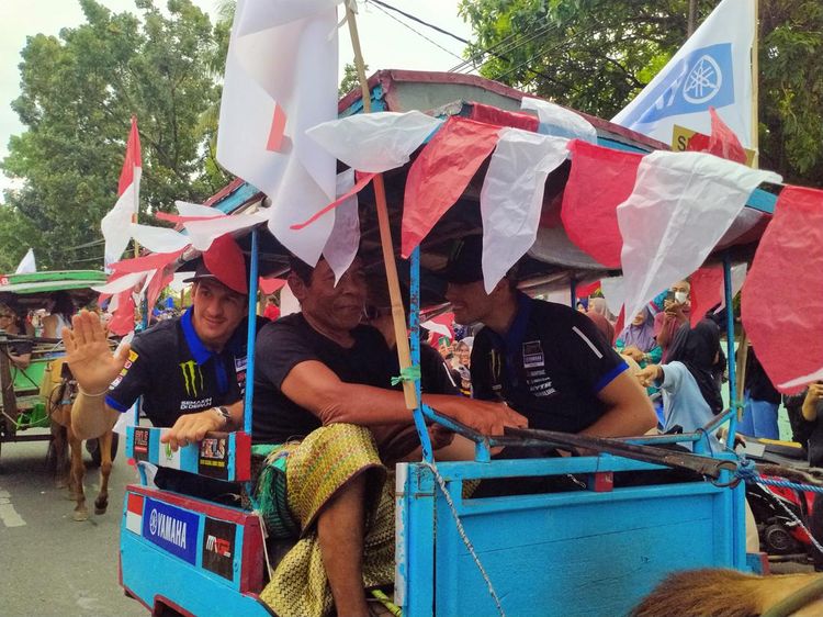 Keseruan Warga Sumbawa Tonton Pembalap MXGP Konvoi Naik Dokar