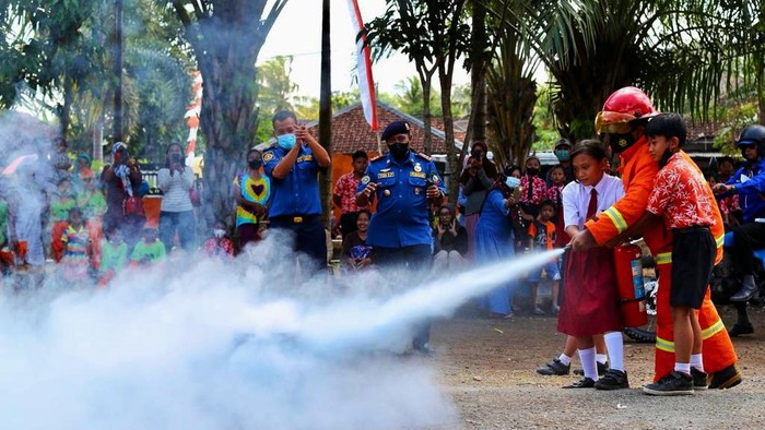 pelajar simulasi bencana di banyuwangi