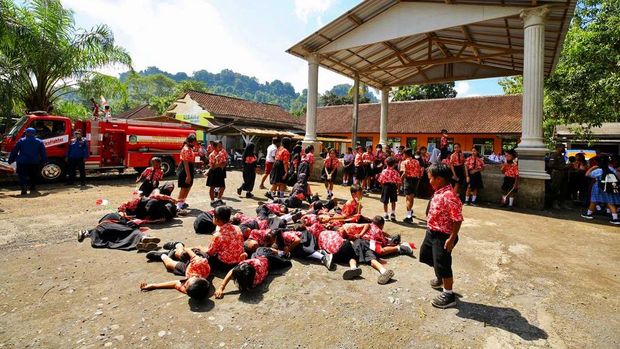 pelajar simulasi bencana di banyuwangi
