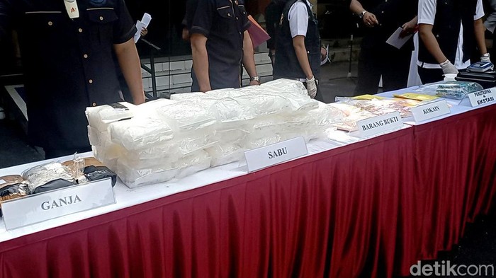 Direktorat Reserse Narkoba Polda Bali musnahkan barang bukti narkoba senilai Rp 56 miliar. Narkoba itu milik WN Australia yang masuk daftar pencarian orang.