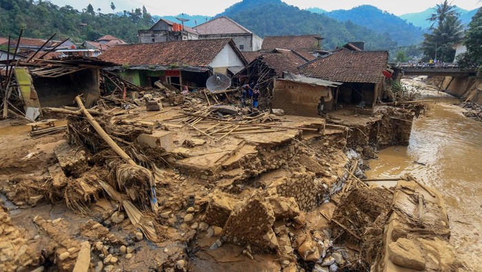 Banjir bandang menghantam wilayah Leuwiliang, Kabupaten Bogor, Jawa Barat. Rumah hingga mobil rusak diterjang banjir imbas meluapnya Sungai Cisarua.