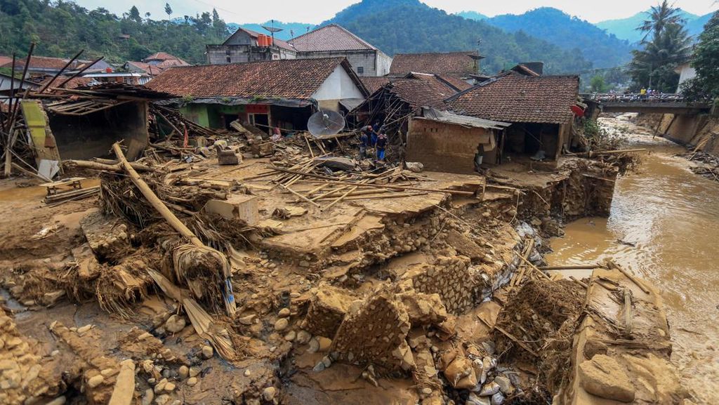 2 RT di Leuwiliang Bogor Terisolir Imbas Banjir dan Longsor