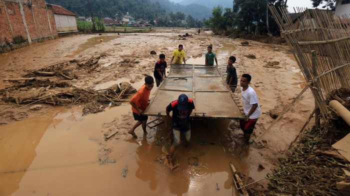 Banjir bandang menghantam wilayah Leuwiliang, Kabupaten Bogor, Jawa Barat. Rumah hingga mobil rusak diterjang banjir imbas meluapnya Sungai Cisarua.