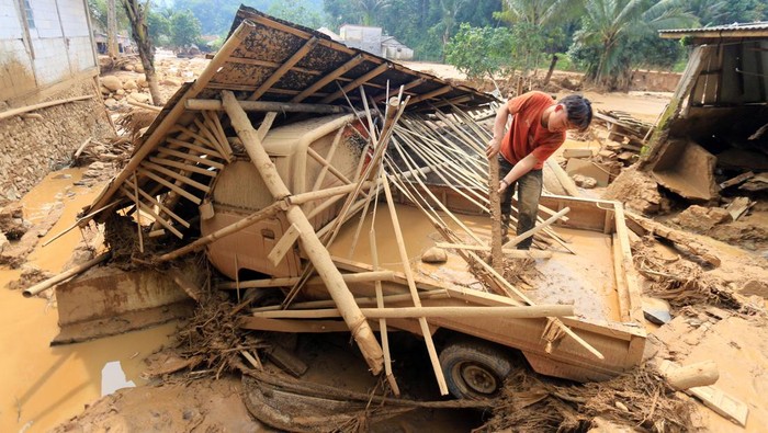 Banjir bandang menghantam wilayah Leuwiliang, Kabupaten Bogor, Jawa Barat. Rumah hingga mobil rusak diterjang banjir imbas meluapnya Sungai Cisarua.