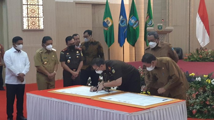 Penandatangan pakta integritas antara Kejati Banten dan Pemprov Banten untuk pencegahan korupsi