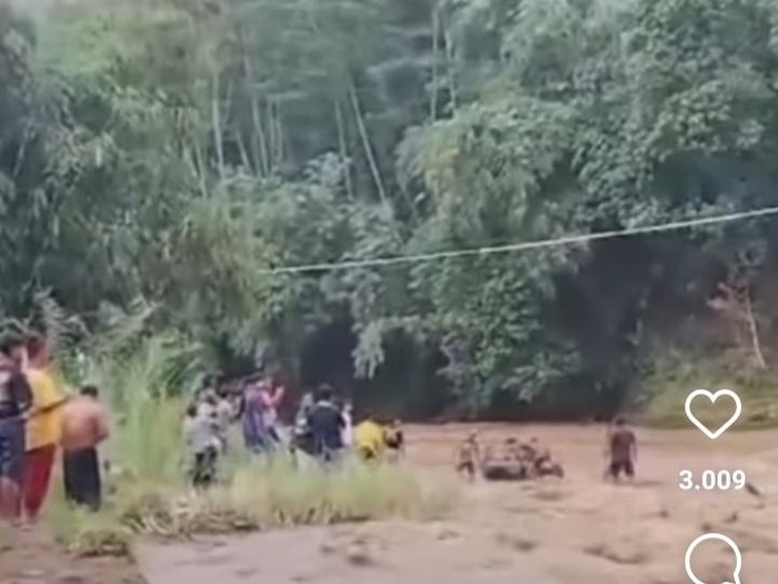 Penyelamatan lima bocah yang sempat terseret air bah Sungai Karanggondang, Kabupaten Pekalongan, Jumat (24/6/2022).