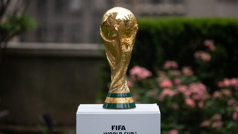 Piala Dunia 2022 The FIFA World Cup trophy is displayed during an event in New York after an announcement related to the staging of the FIFA World Cup 2026, on June 16, 2022. - Mexico Citys iconic Azteca Stadium and the Los Angeles Rams multi-billion-dollar SoFi Stadium were among 16 venues named on June 16 to stage games at the 2026 World Cup being held in the United States, Canada and Mexico. (Photo by Yuki IWAMURA / AFP) (Photo by YUKI IWAMURA/AFP via Getty Images)
