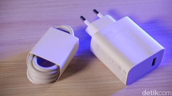 Tidak ketinggalan kabel data dan charger 67W. Foto: Adi Fida Rahman/detikINET
