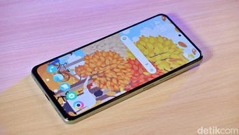 Baterai berkapasitas 4.500mAh tersemat dalam Poco F4. Dilengkapi dukungan fast charging 67W menjanjikan pengisian 100% daya hanya dalam waktu 38 menit. Foto: Adi Fida Rahman/detikINET