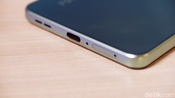 Port USB Type C, SIM Card injector dan speaker menghiasi bagian bawah. Foto: Adi Fida Rahman/detikINET
