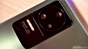 Ada tiga kamera di bagian belakang. Komposisinya terdiri dari kamera utama berukuran 64 MP yang dilengkapi OIS. Lalu terpasang kamera ultra-wide 8 MP dan sensor makro 2 MP. Foto: Adi Fida Rahman/detikINET
