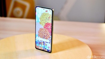 Poco F4 menyuguhkan layar berpanel E4 AMOLED dengan bentangan 6,67 inch dengan resolusi Full HD+ dan dukungan Dolby Vision. HP ini punya refresh rate 120Hz dan touch sampling rate 360Hz. Foto: Adi Fida Rahman/detikINET