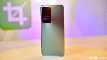 Ini adalah Poco F4 varian Nebula Green. Foto: Adi Fida Rahman/detikINET