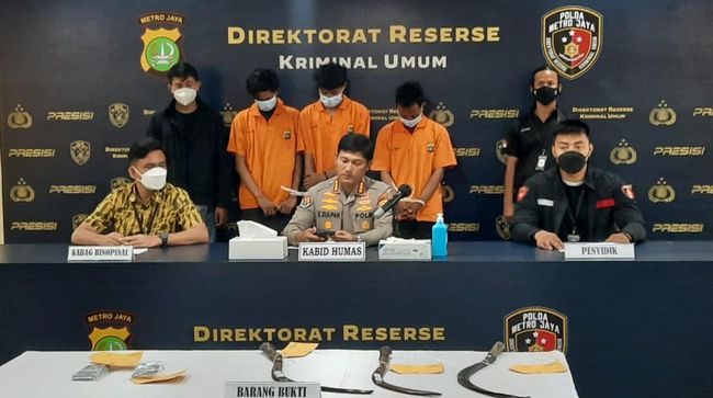 Polisi menangkap 3 begal sadis yang menyiram air keras dan bacok korban di Jaktim