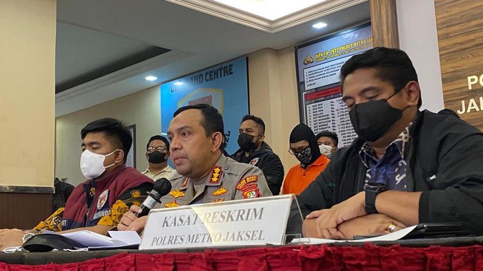 Polisi menetapkan 6 tersangka kasus promo minuman gratis untuk Muhammad dan Maria di Holywing.
