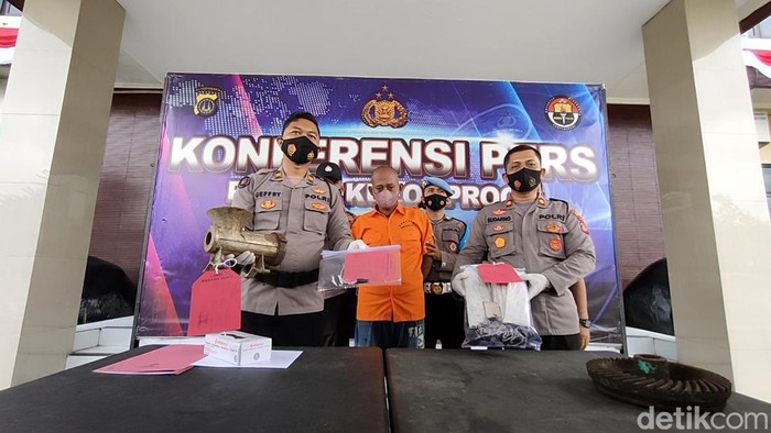 Polres Kulon Progo jumpa pers kasus pencurian mesin gilingan daging, Jumat (24/6/2022).