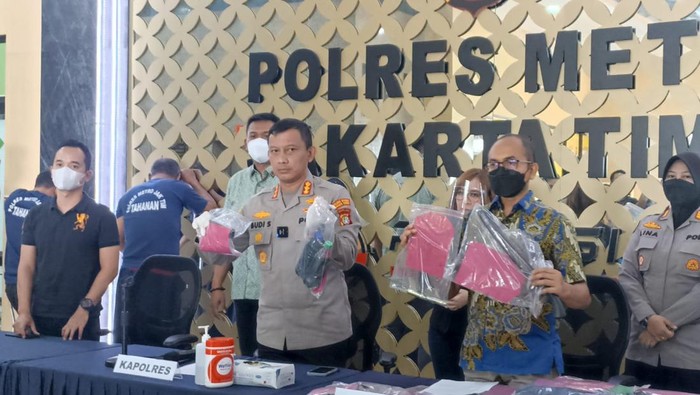 Polres Metro Jakarta Timur menangkap perampok dua minimarket berpistol di Jakarta