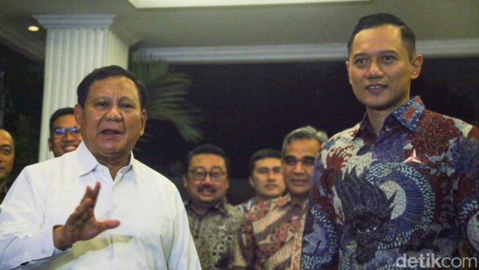 Ketum Gerindra Prabowo Subianto menerima kunjungan Ketum PD Agus Harimurti Yudhoyono (AHY) di rumahnya. Begini momen hangat pertemuan keduanya.