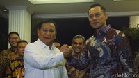Prabowo dan AHY saling bersalaman usai pertemuan.