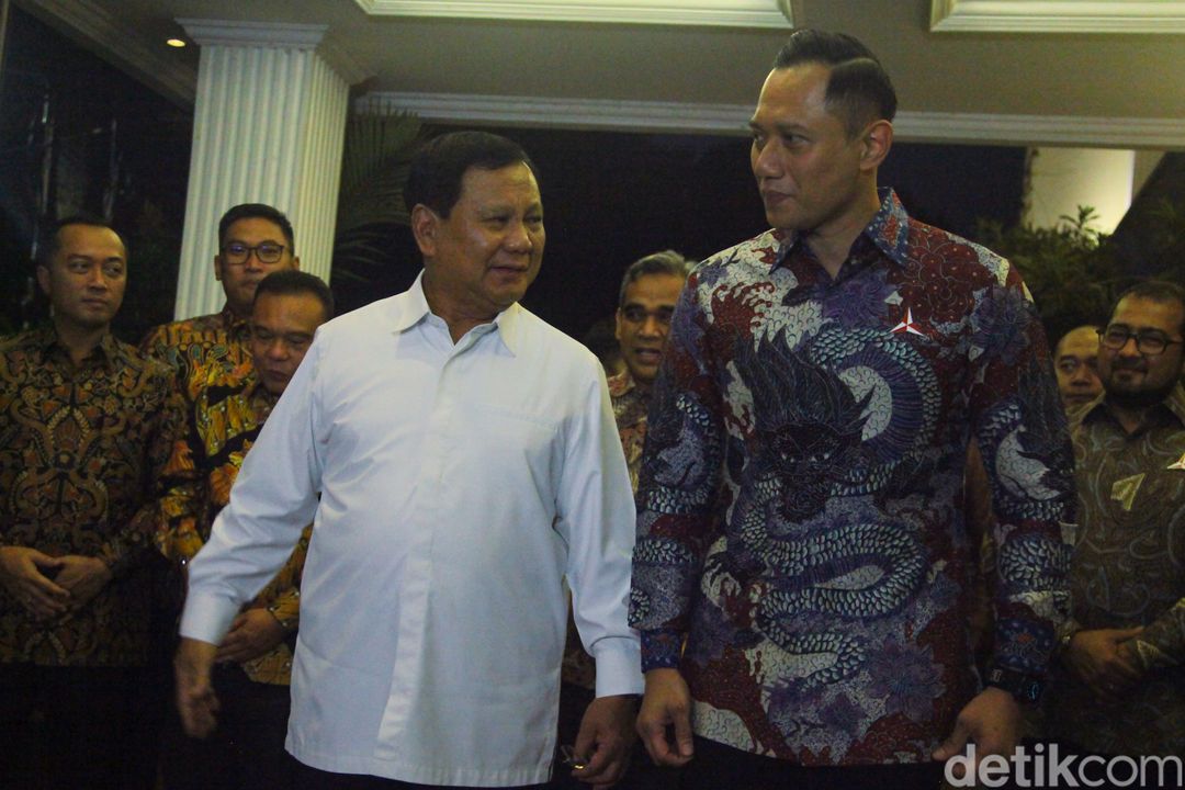 Ketum Gerindra Prabowo Subianto menerima kunjungan Ketum PD Agus Harimurti Yudhoyono (AHY) di rumahnya. Begini momen hangat pertemuan keduanya.