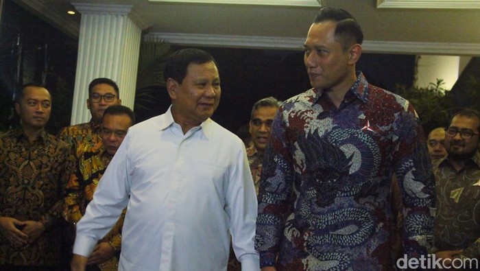 Ketum Gerindra Prabowo Subianto menerima kunjungan Ketum PD Agus Harimurti Yudhoyono (AHY) di rumahnya. Begini momen hangat pertemuan keduanya.