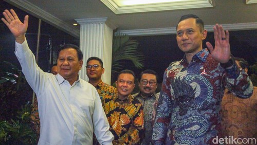 Ketum Gerindra Prabowo Subianto menerima kunjungan Ketum PD Agus Harimurti Yudhoyono (AHY) di rumahnya. Begini momen hangat pertemuan keduanya.