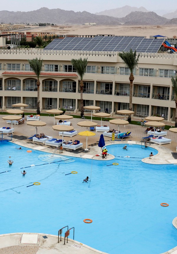 Sebuah hotel di Mesir mengusung konsep ramah lingkungan dengan memenuhi bagian atap bangunan hotelnya dengan panel surya.