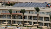 Sebuah hotel di Mesir mengusung konsep ramah lingkungan dengan memenuhi bagian atap bangunan hotelnya dengan panel surya.