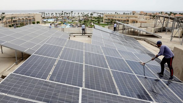 Dilansir dari Reuters, kehadiran sejumlah panel surya itu merupakan persiapan untuk menyambut KTT COP27 di mana kota resor Sharm el-Sheikh akan menjadi tuan rumah pertemuan internasional tersebut.