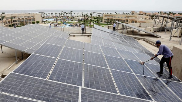 Dilansir dari Reuters, kehadiran sejumlah panel surya itu merupakan persiapan untuk menyambut KTT COP27 di mana kota resor Sharm el-Sheikh akan menjadi tuan rumah pertemuan internasional tersebut. Dilansir dari Reuters, kehadiran sejumlah panel surya itu merupakan persiapan untuk menyambut KTT COP27 di mana kota resor Sharm el-Sheikh akan menjadi tuan rumah pertemuan internasional tersebut.