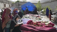 Diketahui, Gayan adalah area yang paling parah terdampak gempa. Masyarakat di sana banyak yang terjebak reruntuhan bangunan ambruk.